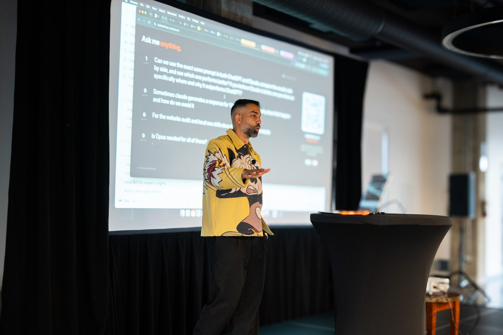 Nav teaching in front of the screen at a live session